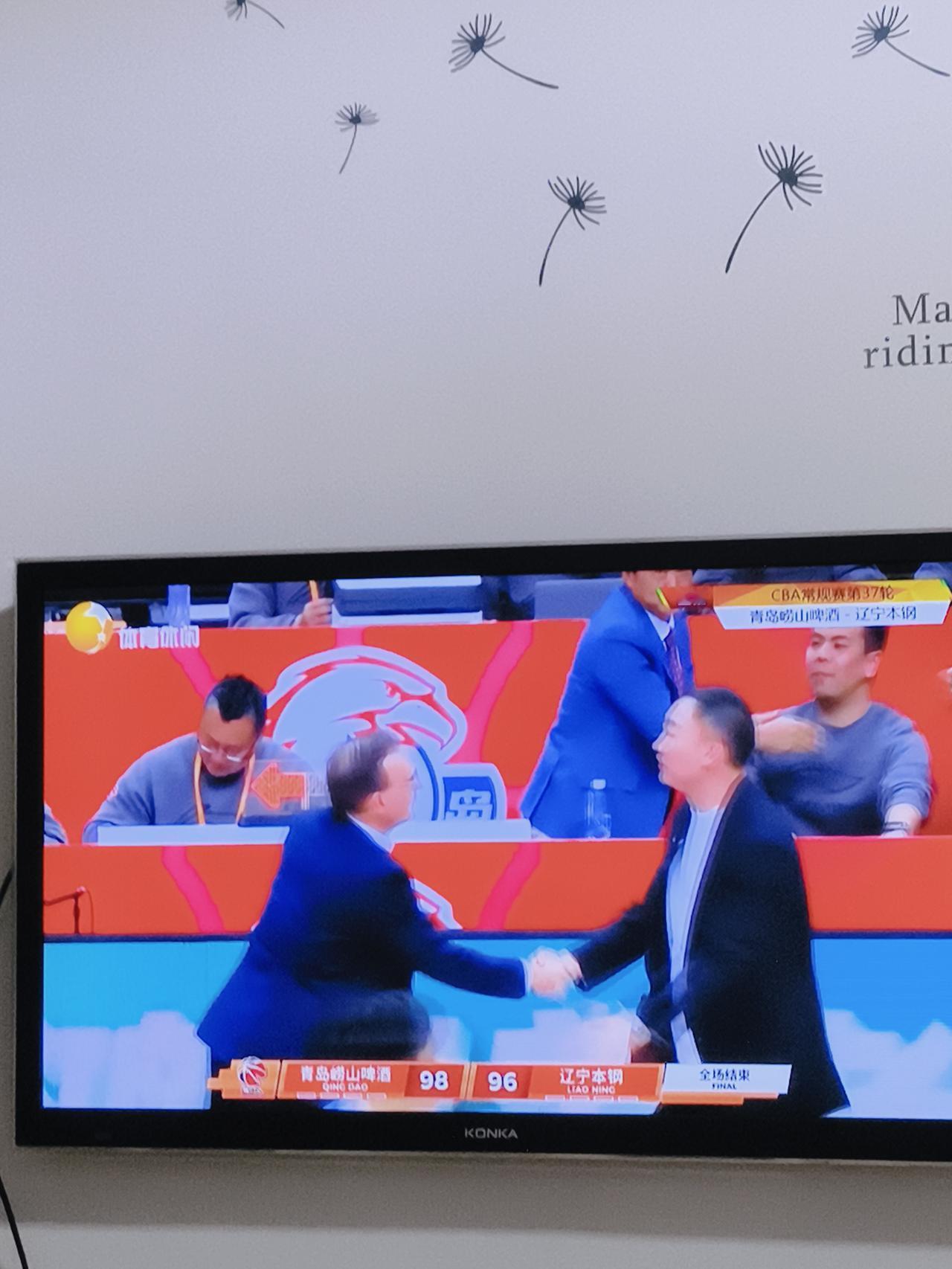 辽篮球迷夸青岛
通过昨天晚上的比赛，发现青岛崂山啤酒队除了吕俊虎也许是啤酒喝多了