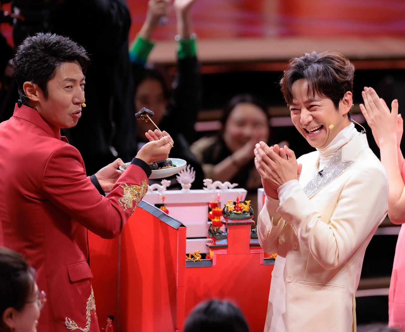 何老师说:“我知道如果桌上的道具不能吃，撒撒是不会满意的”
何老师说:“主会场是...