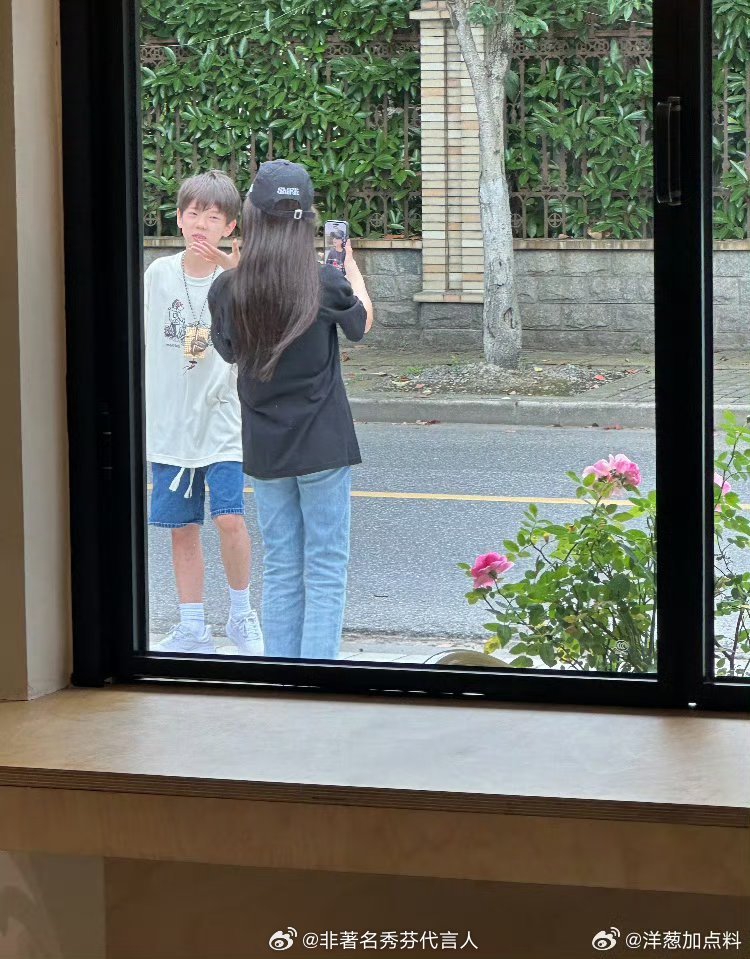 咖啡店偶遇甜馨嗯哼看起来感觉甜馨比嗯哼会多大几岁，结果只有一岁 