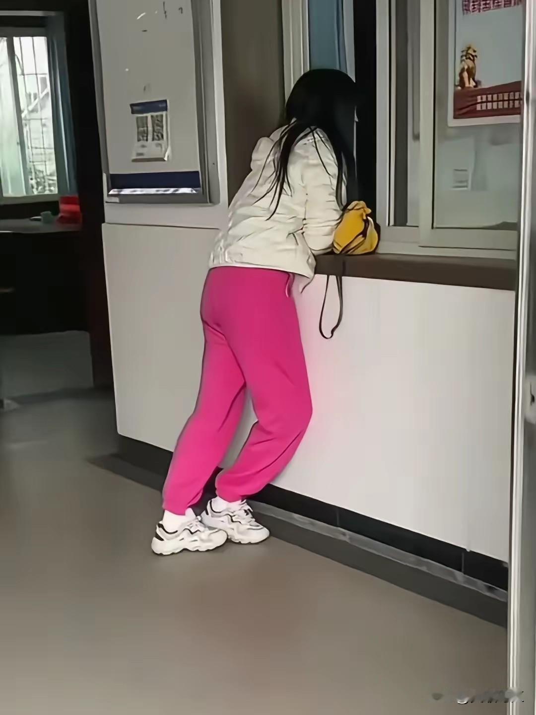 糟啦！糟啦！闯大祸了，呆呆望着家门口排成长龙的车辆，高高兴兴来吃刨猪汤欢乐的人群