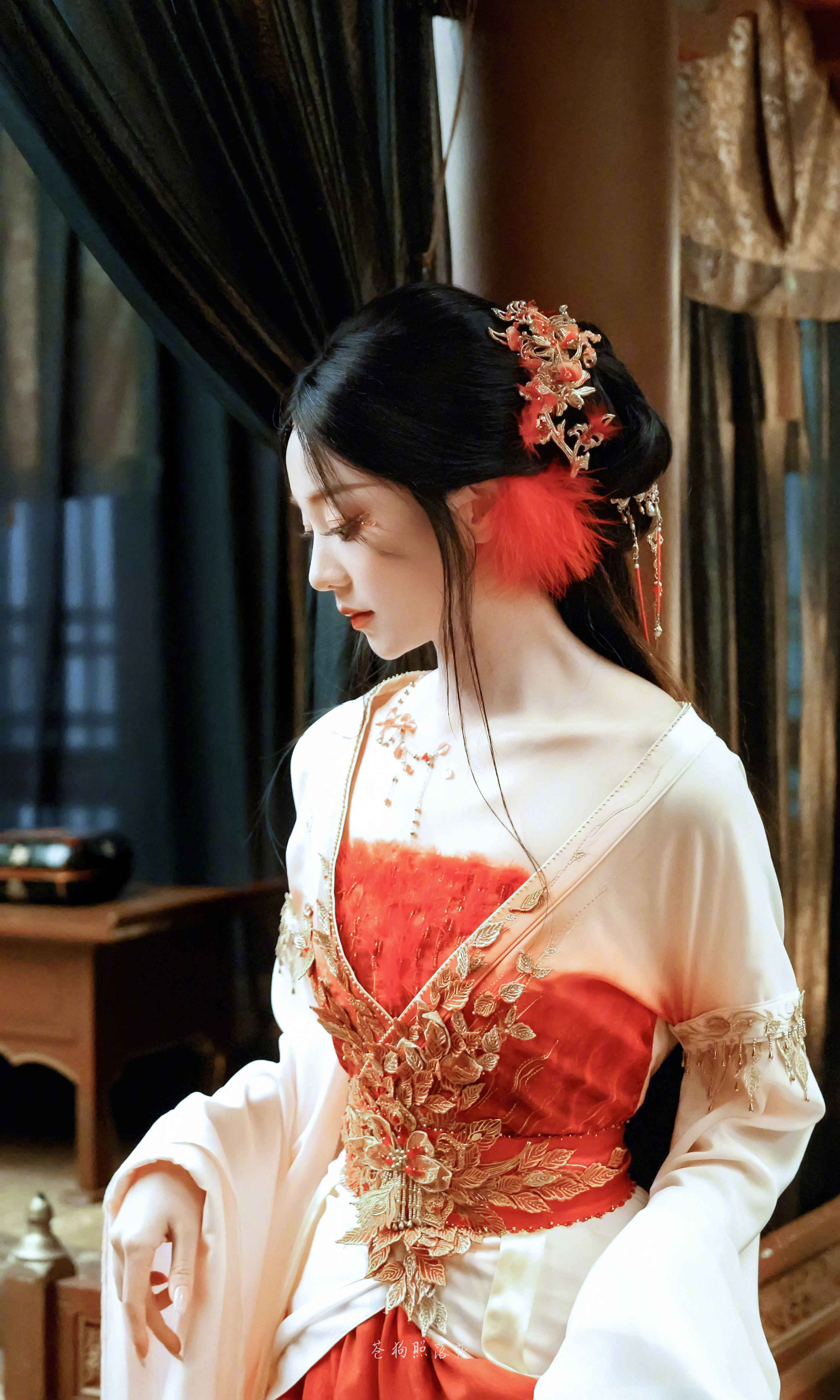 目前为止，《成何体统》是胡意旋古装妆造最佳