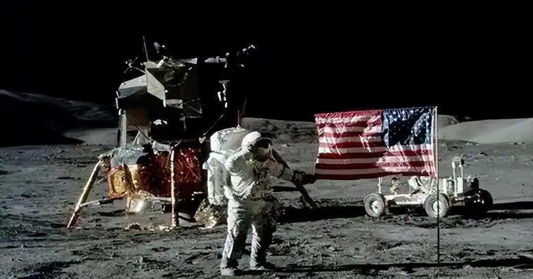 离谱！美国930亿登月账单曝光，旧技术拼接，连厕所都修不好。美国载人绕月成功的背