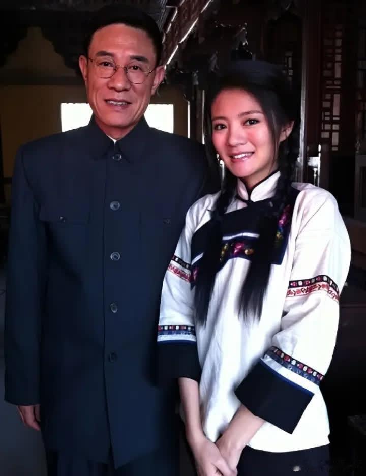 2017年，杜淳老爸杜志国刚把三婚老婆娶进门，很快就被爆出他把小自己20岁的女子