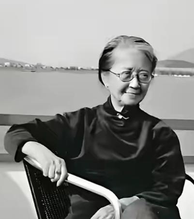 她从不体检，喝隔夜茶，患癌不化疗，活到102岁。医生追问秘诀，她说了两个字，全场
