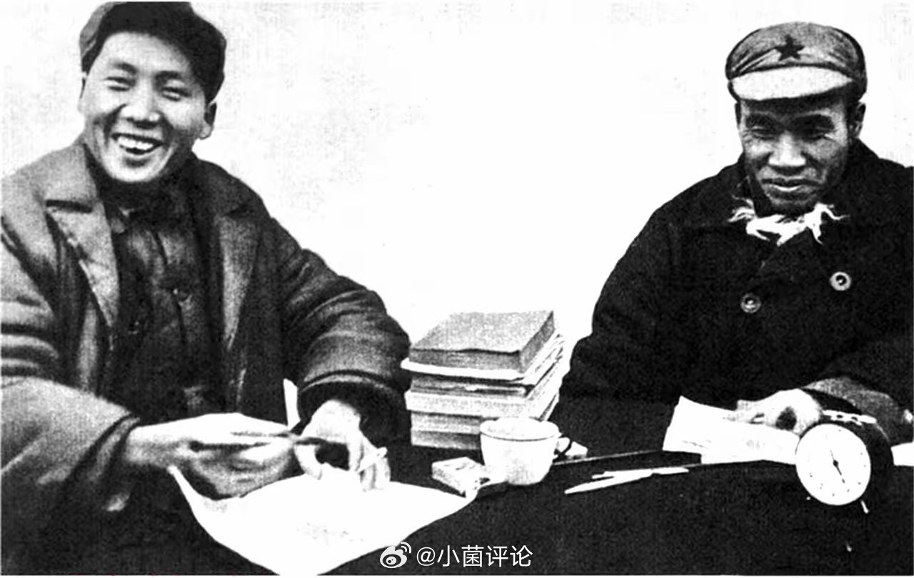 这是1937,毛泽东主席和朱总司令在延安留下的照片。照片中的毛主席和朱总司令正在