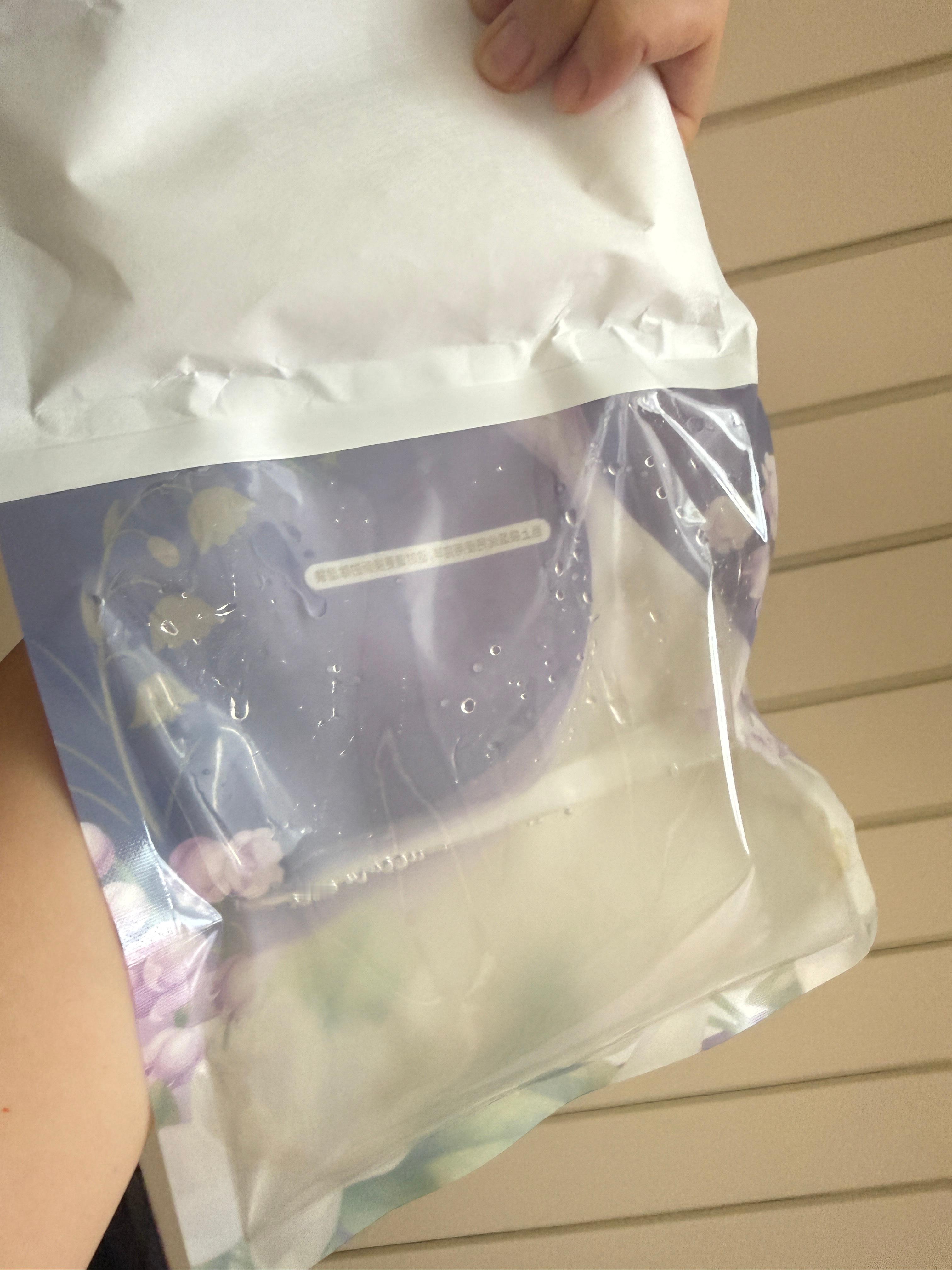 昨天很多北方网友抱怨最近太潮我开展示一下真正的潮吧我住在海边，就这种除湿袋，衣柜
