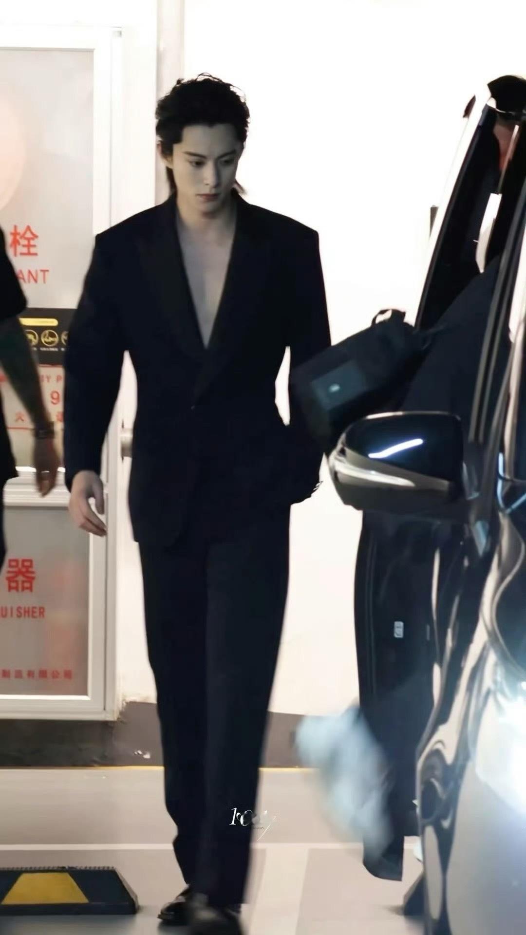 王鹤棣今天活动造型大深v[色]好大方有料的帅哥 ​​​
