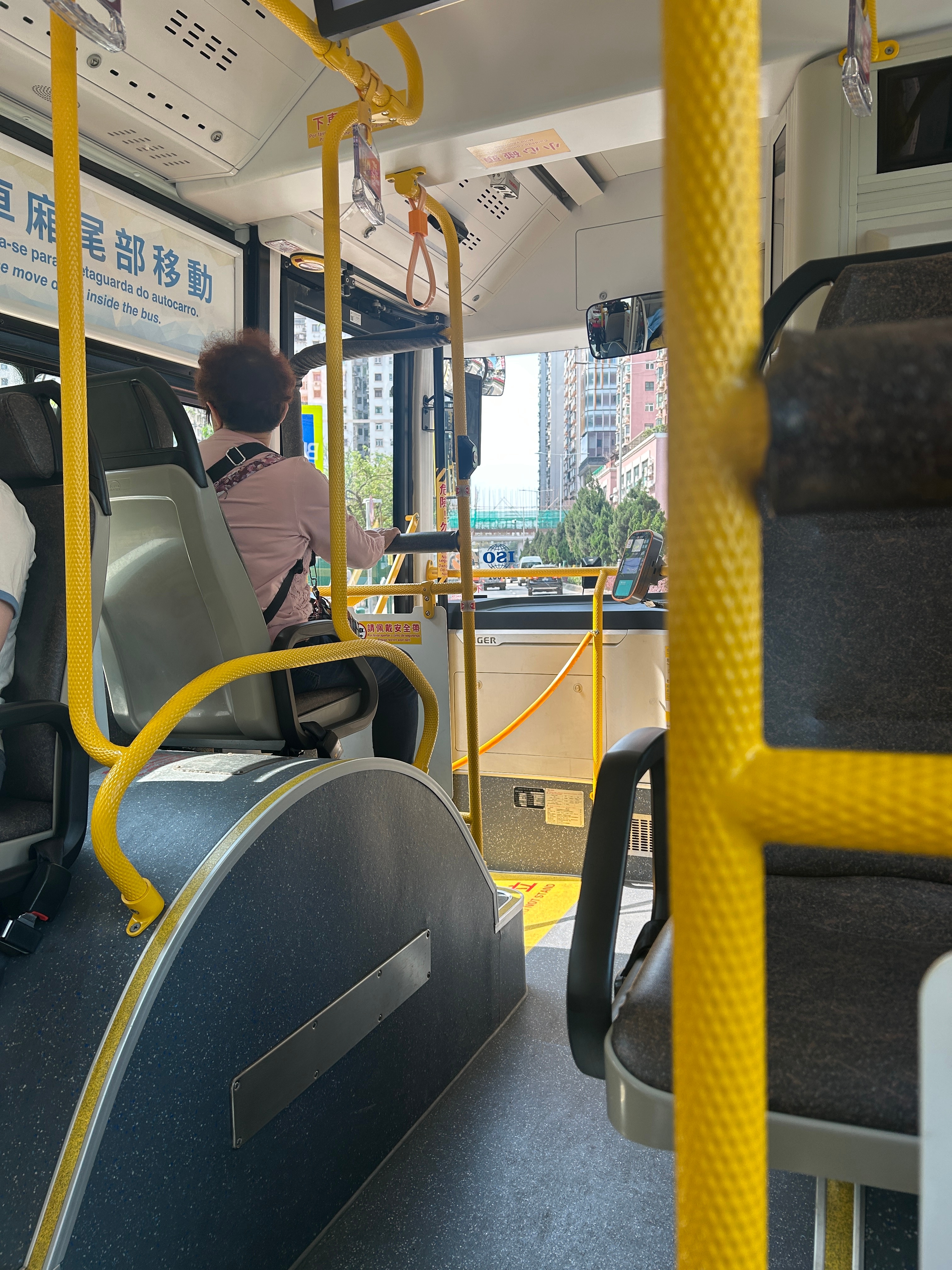 澳门巴士进站开门后，车门一侧悬挂会泄气沉下来，这样设计很方便老人小孩上车啊，然后