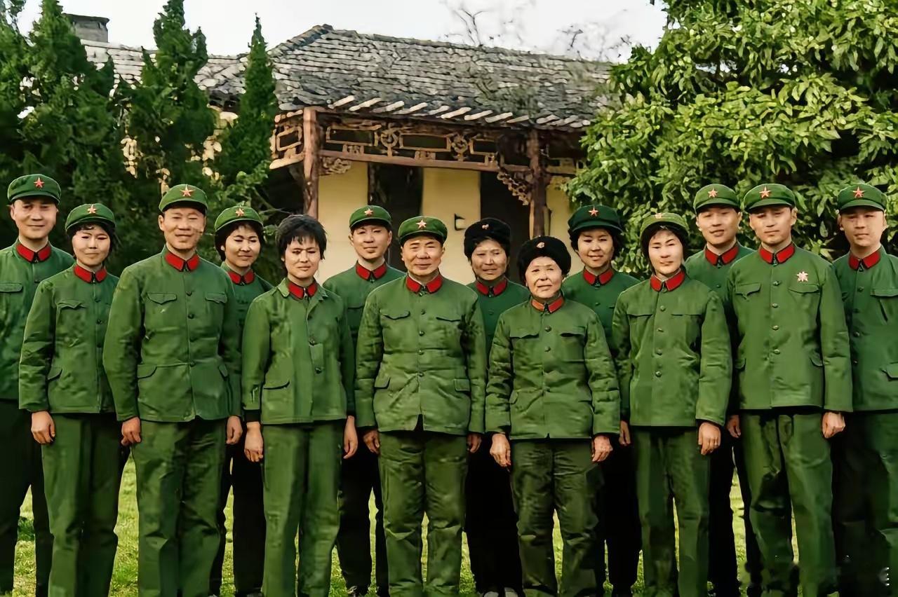 一家子全部都是军人，在那个年代，的确实让人羡慕。这样的大家庭，已经成为历史。 ​