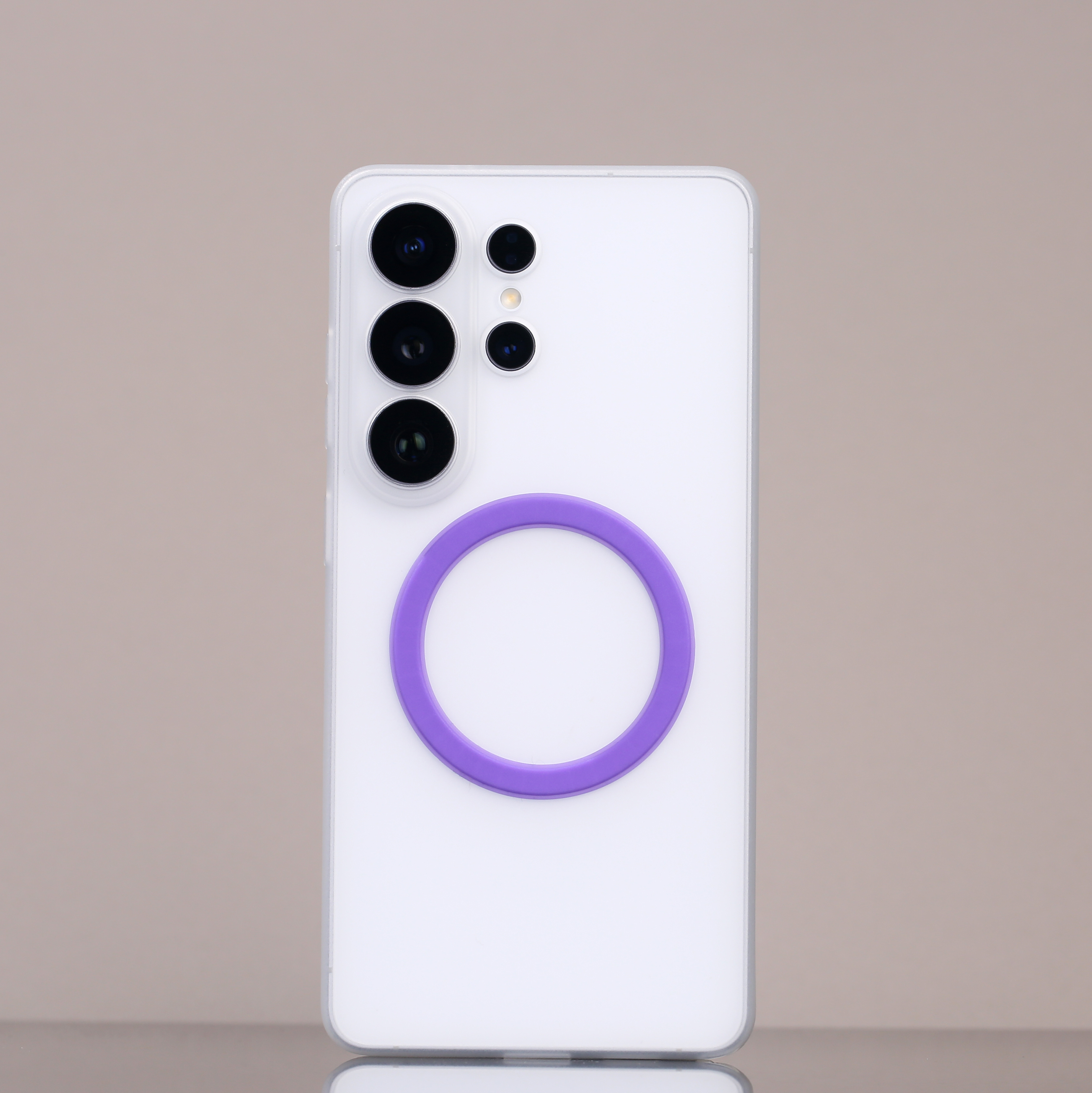 小磁环一贴，就是超薄磁吸壳，这小小引磁环轻约 3.5 克，薄至 1.2mm，内置