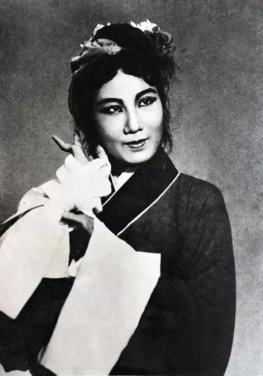 袁雪芬 王文娟在《杏花村》里演同一个角色，服装 发型完全不一样，袁雪芬这扮相有点