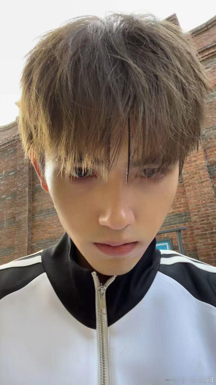 陈飞宇 听劝我一直都对陈飞宇观感很好，深入了解之后发现他真的很谦逊，永远都是彬彬