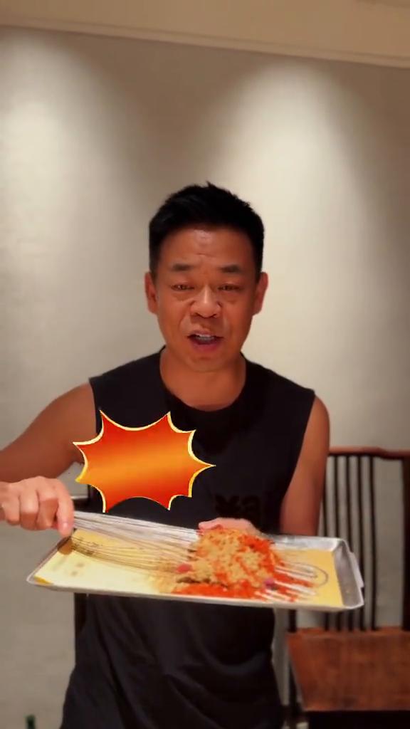 大家看这什么东西？牛成什么了？生肉，生的羊肉串无敌成什么了？香迷糊了，太嫩了，羡