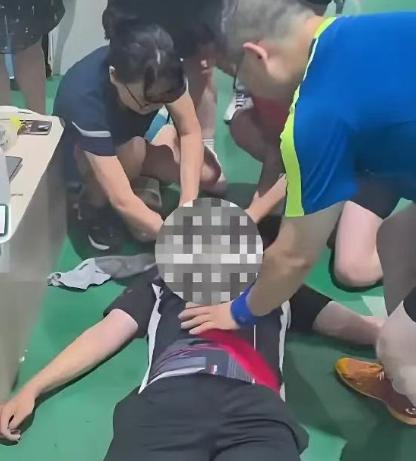 北京一名男子在午休时陪公司领导打羽毛球，休息时突然倒地，抢救无效后去世，医院诊断
