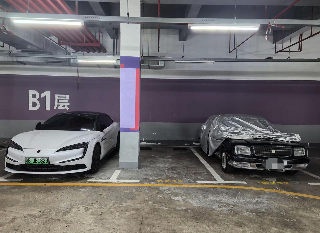 仰望U7遇到日本的天花板轿车丰田世纪，中国保有量超级稀有。与我们中国的天花板轿车