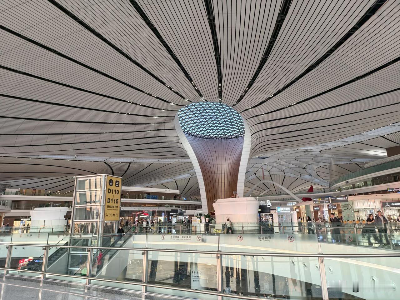 第一次从大兴机场乘机，感觉确实挺有气派，各种标识很到位，效率很高。机场内部给人以