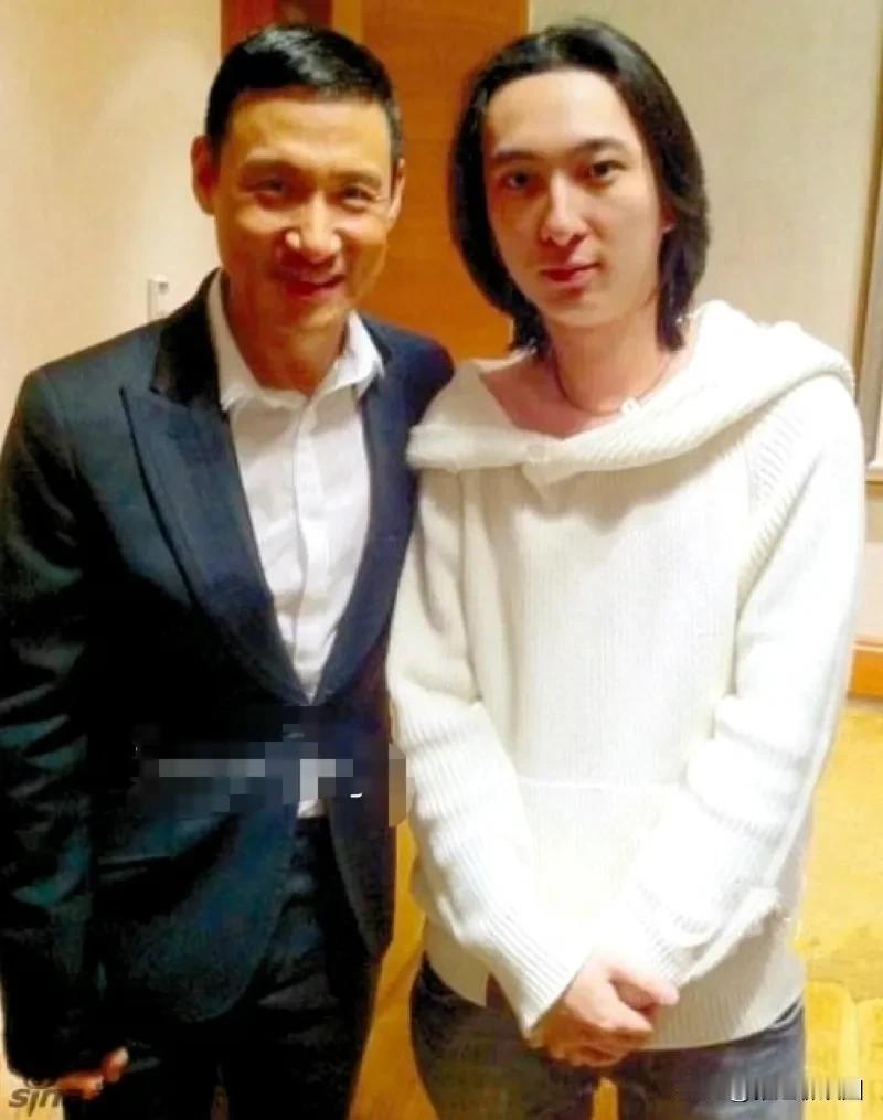 张学友旁边的长发“姑娘”是谁？你们认出来了吗？我感觉很熟悉又想起来是谁了？尤其是