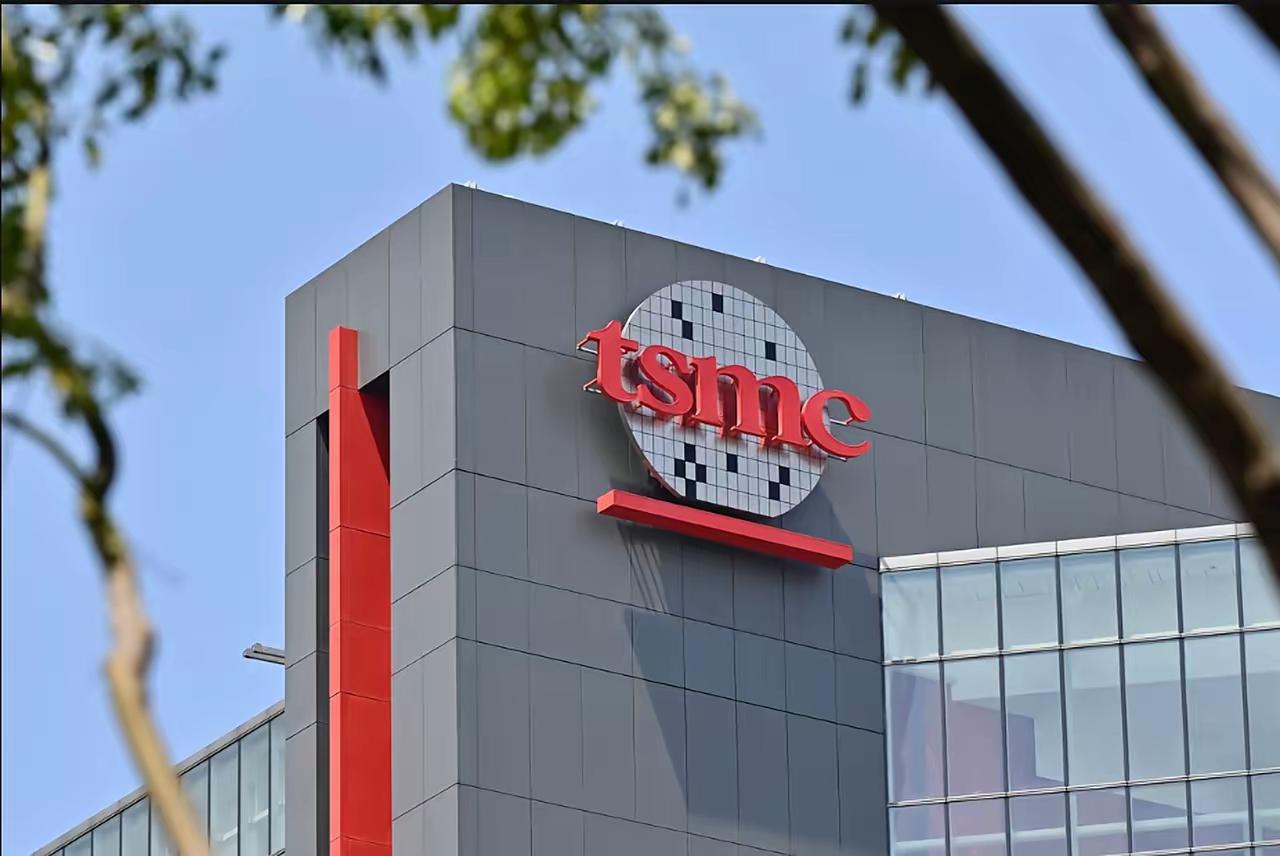 美国在忙着“搬家”，大陆在忙着“造备胎”，只有台湾还在把台积电当“免死金牌”。刘