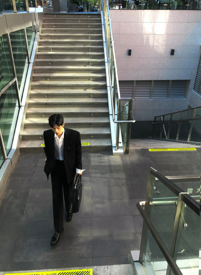 井柏然高质量营业井柏然你帅的有点过分了 ​​​救命，井柏然怎么可以怎么拍都好看，