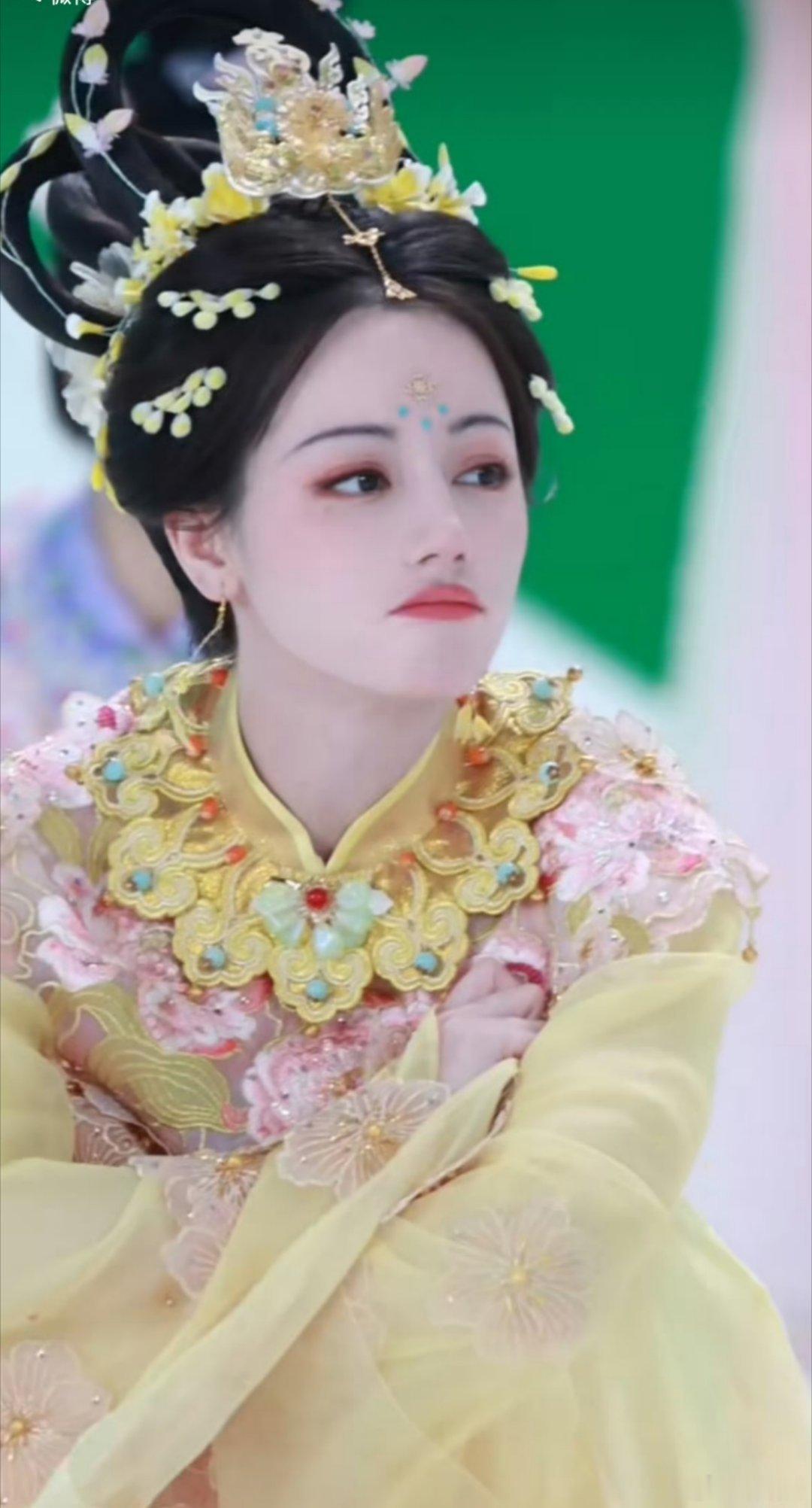 迪丽热巴幕后记录 被神女惊艳，又被幕后这张图萌到了，神女彩排也很累的[允悲] ​