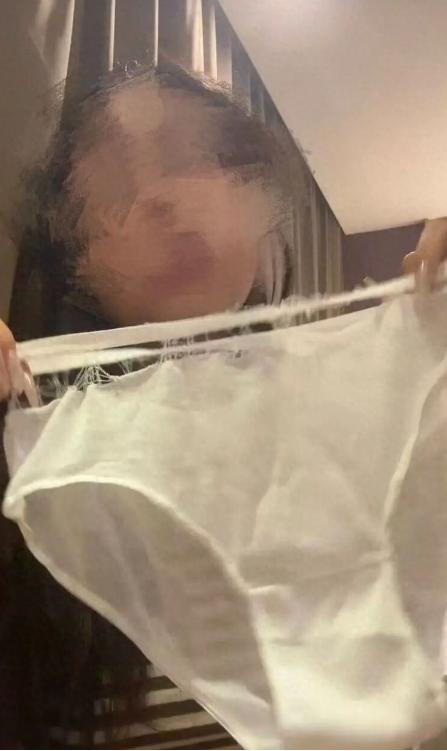 广州，一女子跟同事一起办事，当时他们一起走在大街上，同事忽然对她说：“你脚底下怎
