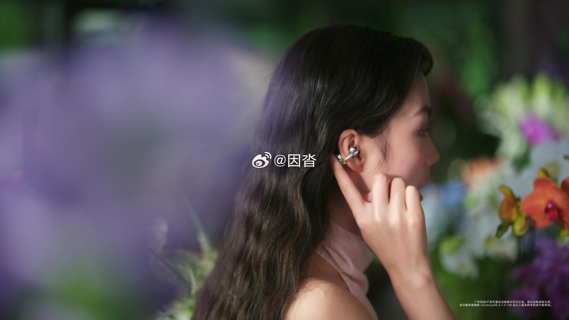 耳机是一个很私密的物件藏起周遭喧闹，独守一方小世界，是随身专属饰品，藏着不愿与人