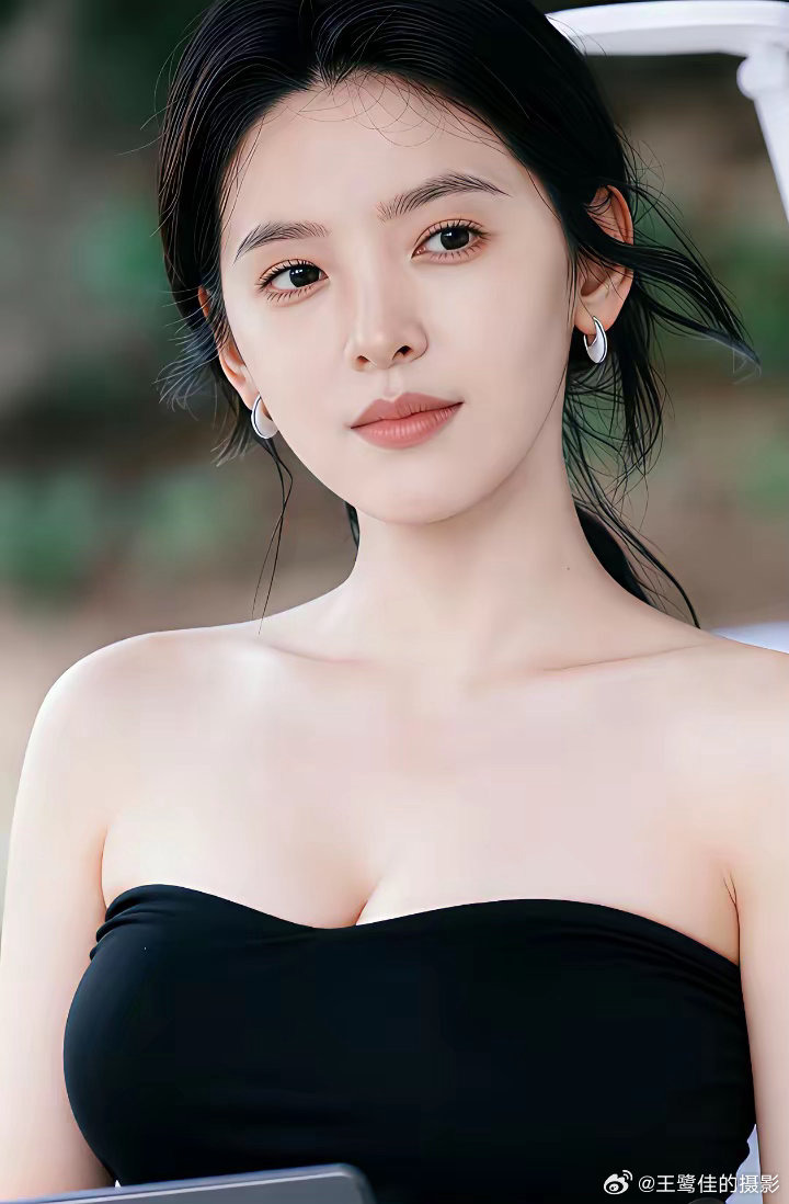 摄影人  窗外的景色。（图片来自网络分享）一个人之所以会快乐，不是他拥有的多，而