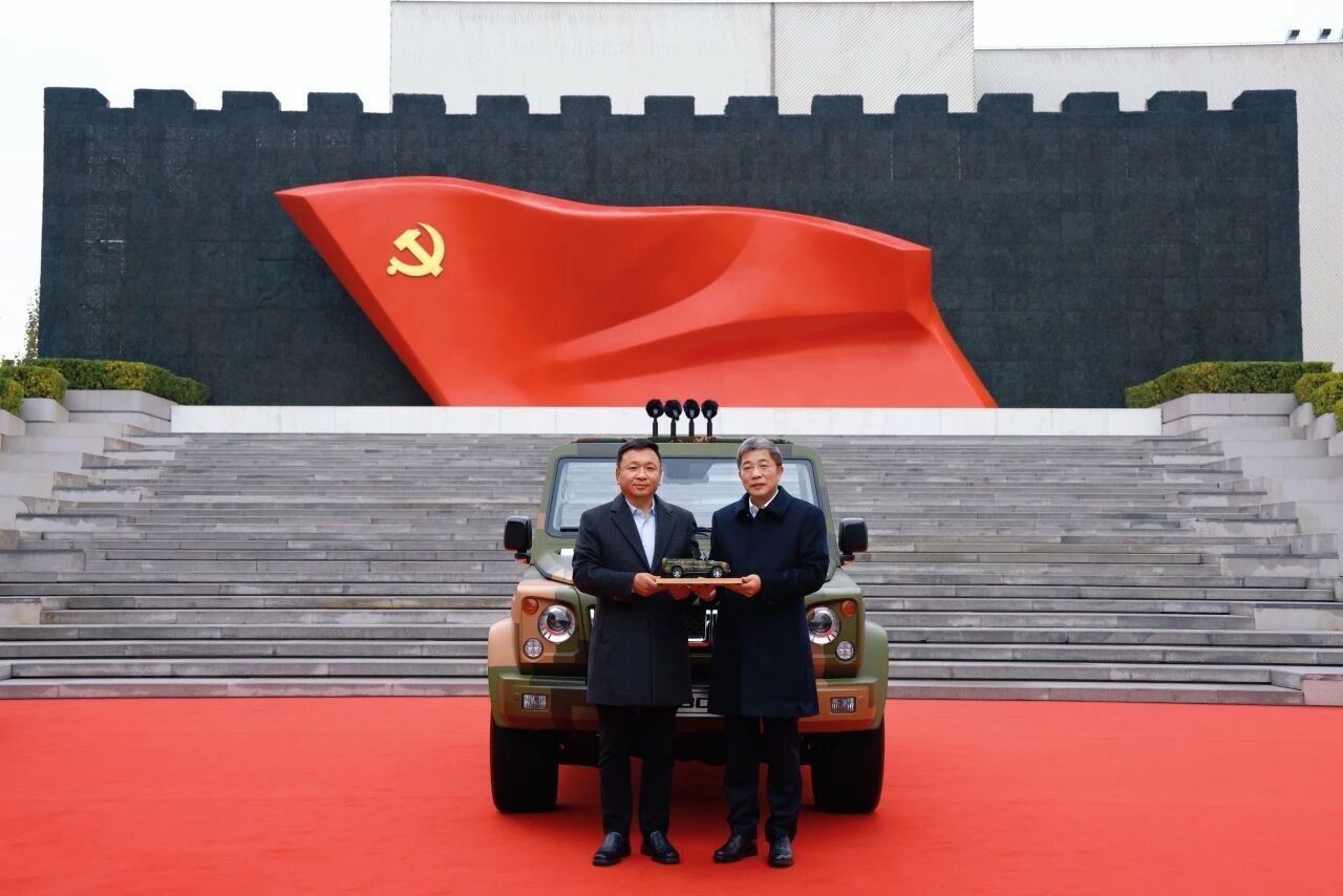 11月7日，北汽集团向中国共产党历史展览馆捐赠北京越野BJ80C阅兵车与享界S9