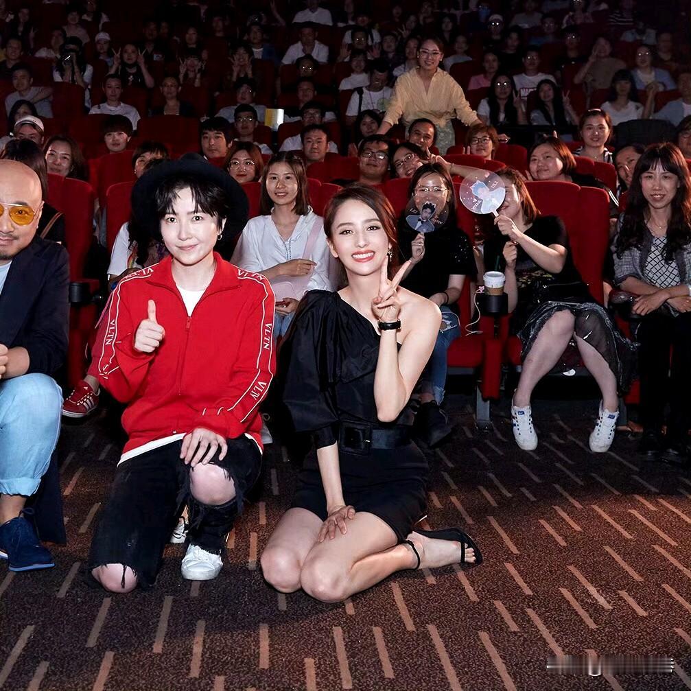 就算只漏半个脸，大导演徐峥也如此亮眼。和右边的大美女佟丽娅一样星光熠熠！徐峥演技