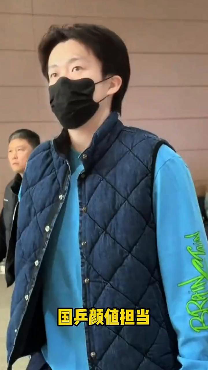 国乒颜值担当，王楚钦出发重庆冠军赛。
身穿黑色马甲穿搭，时尚感拉满，帅出天际，男