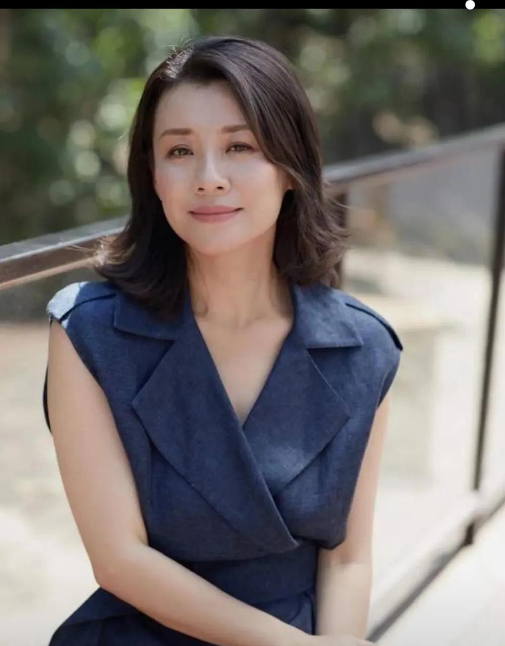 我这几天发现刘姐爱打扮了，穿衣服也有品位了，以前邋遢的样子不见了，现在变得干净整