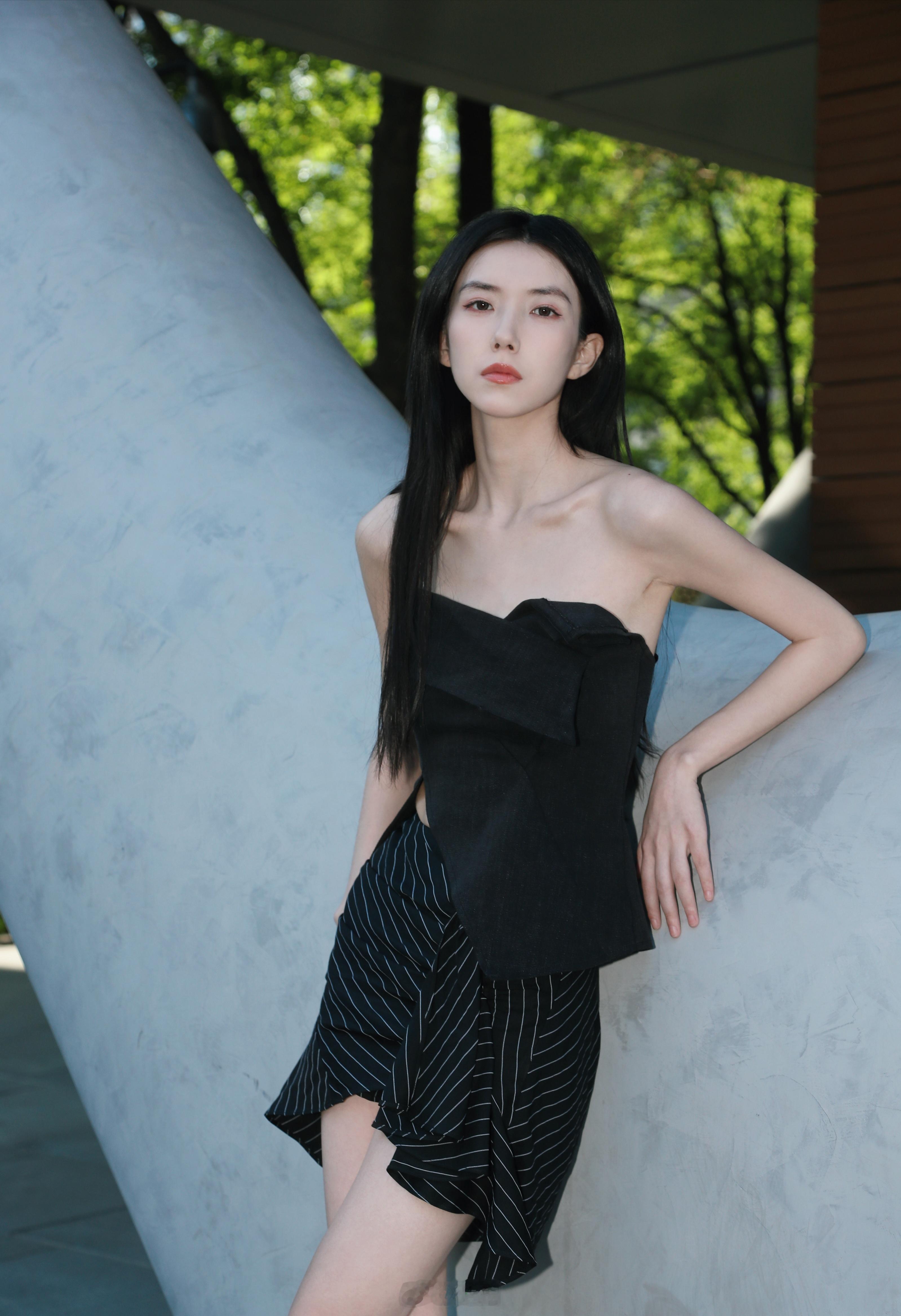 白到发光的女孩 ​​​