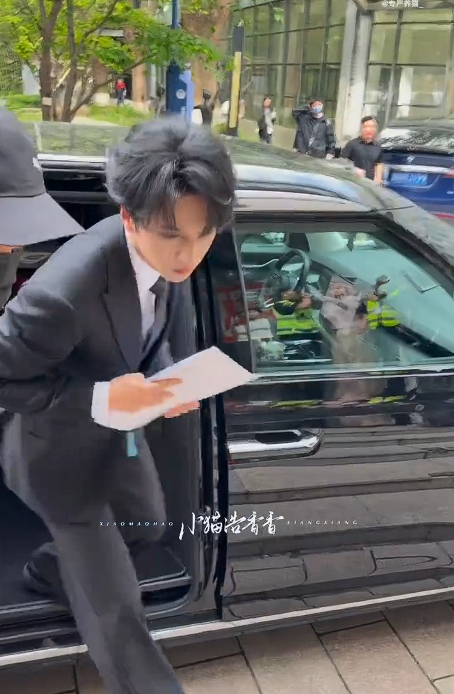 严浩翔西装领带大人模样  严浩翔北电毕业快乐严浩翔西装领带大人模样，严浩翔北电毕
