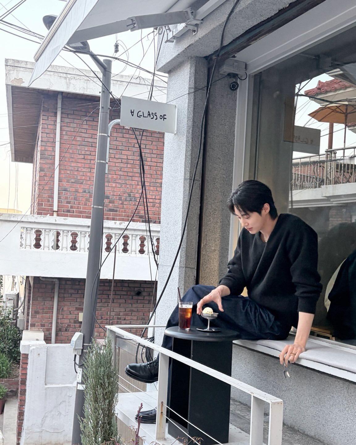 我在严肃烧烤为何我家一米九高个顶流就这样大大方方在咖啡馆拍照居然没有人偶遇 