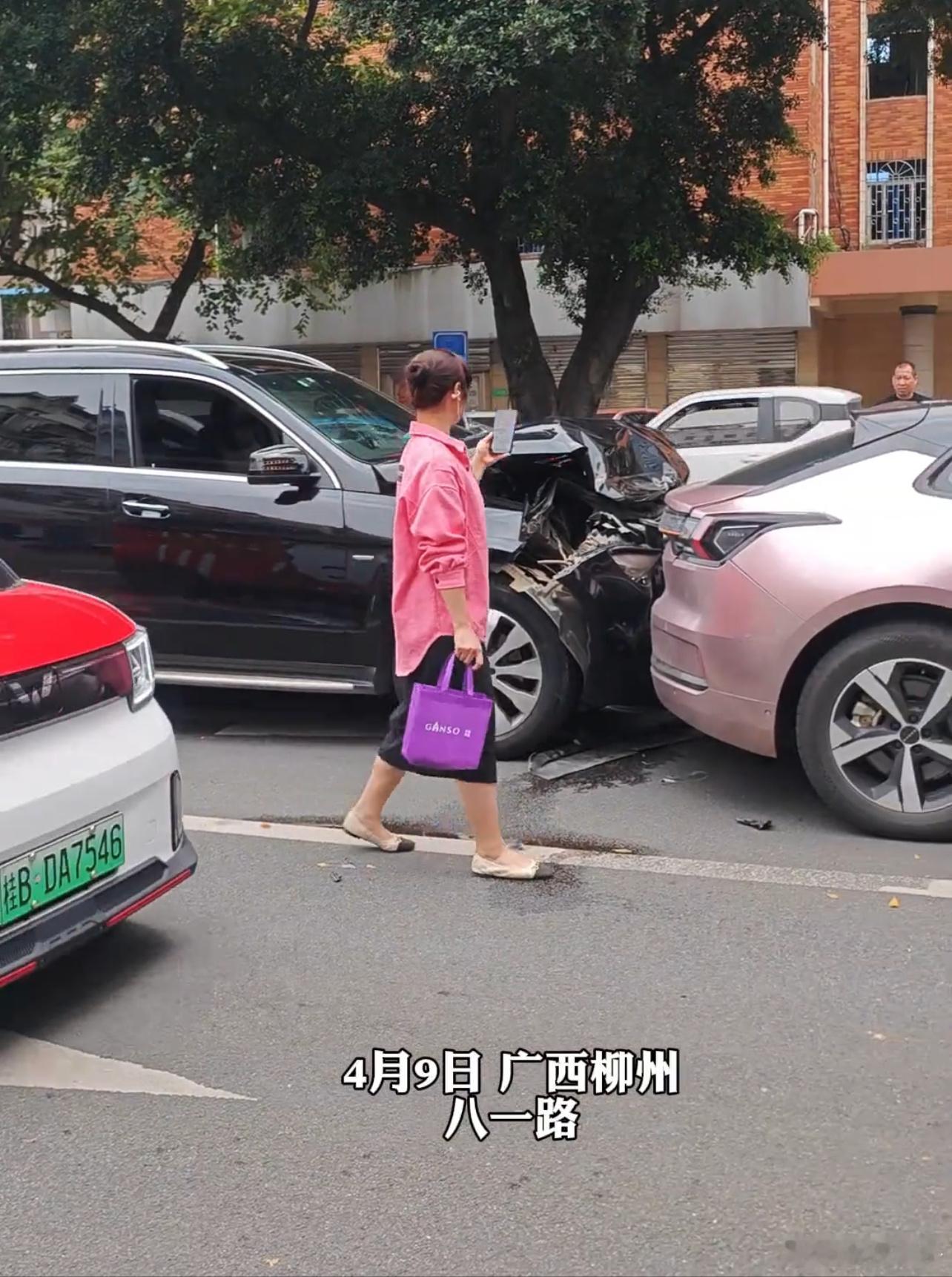 奔驰GLS追尾极氪001，奔驰安全气囊全部弹出001啥事没有，公路坦克不是白叫的