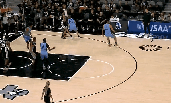 哈珀这个螺旋上篮怎么说！这届最强后卫就是他



哈珀回到赛程感觉还是很棒！
因