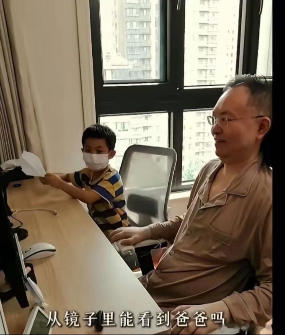 岳云鹏教蔡磊儿子快板好心疼小菜籽啊，小小年纪就要看着爸爸受这样的苦，每次看到他抱
