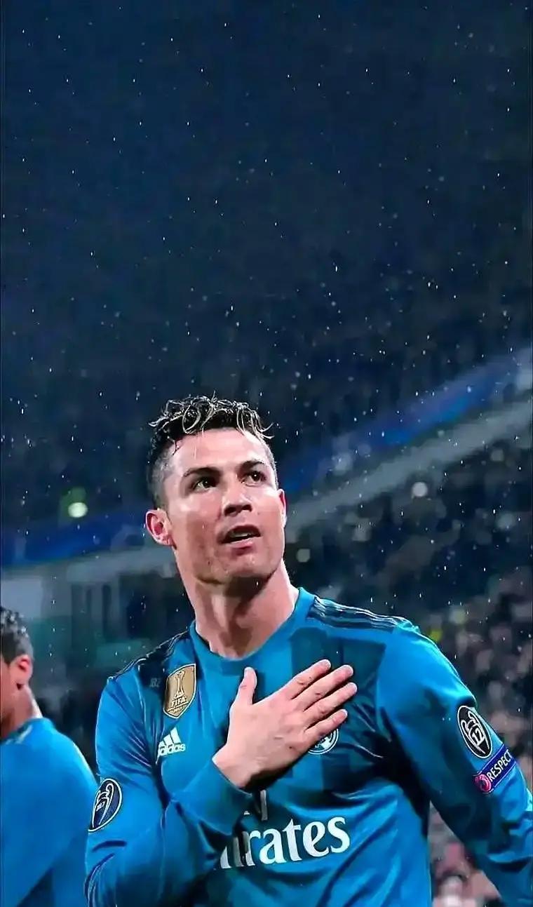 C罗的转会费，够皇马买下整个三连冠中场，还剩3000万欧。
你只看到了舞台中央的