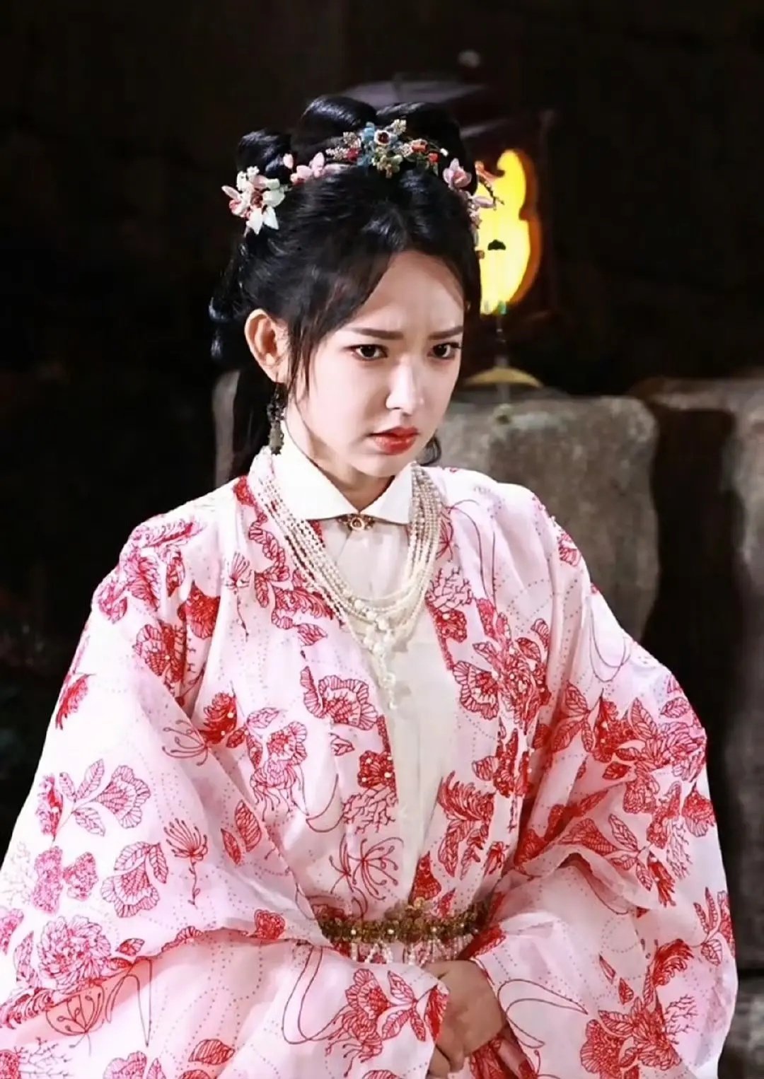 于正又来祸害花花了 ，五花肉配色。郭小四那个剧里还挺好看的， 于正弄成这样。不过