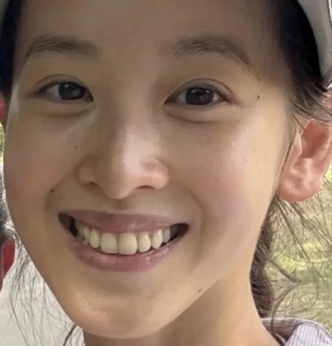 刘强东最爱的女人，
素颜章泽天！
这么看，能理解不知妻美这四个字了，素颜照看着确