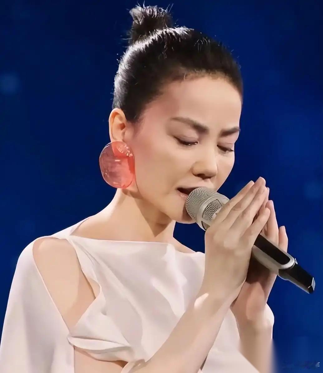 王菲一觉起来“天塌了” 有导演内涵她爱钱耍大牌， 不查不知道，一查吓一跳，原来王