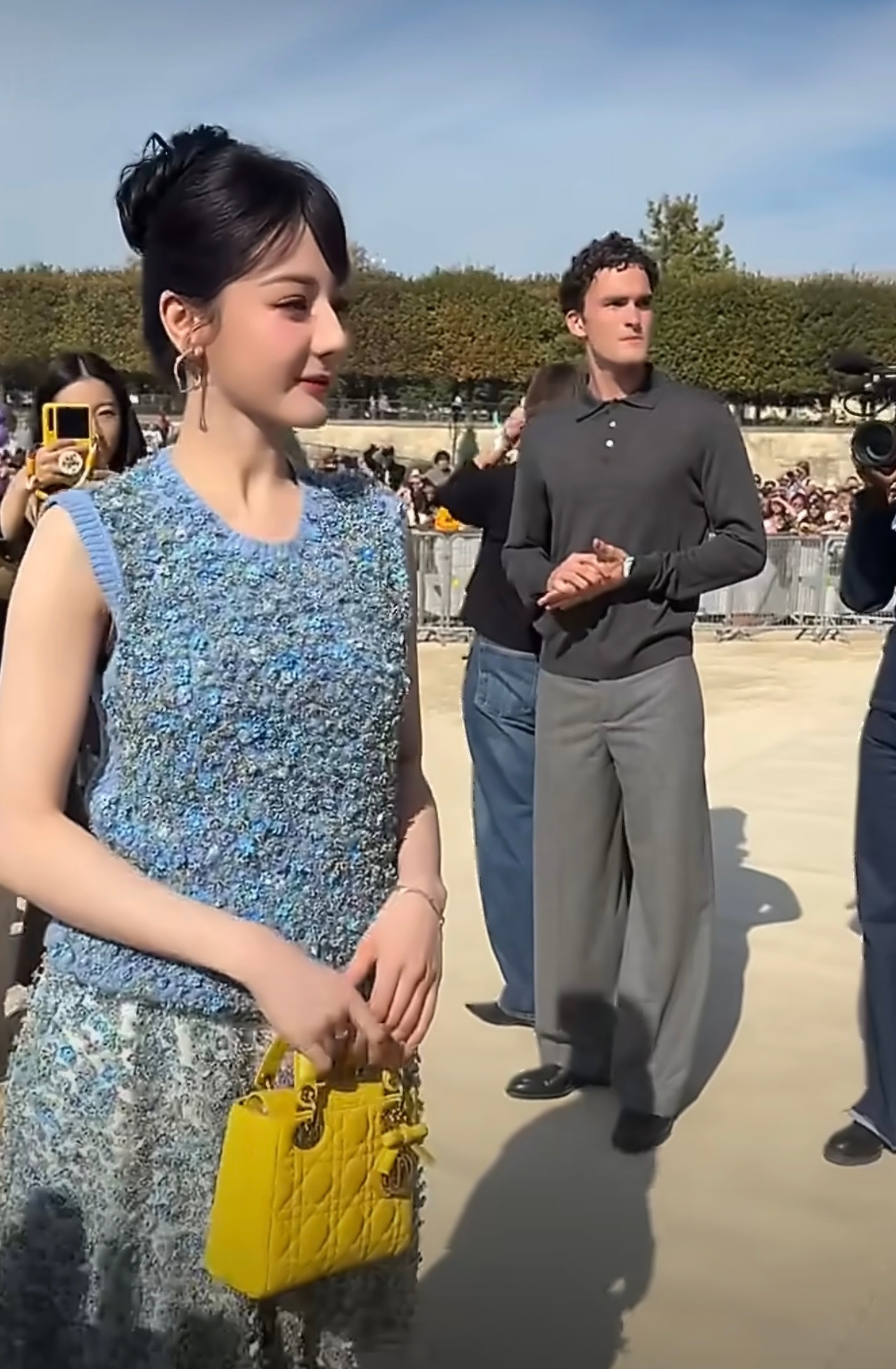 迪丽热巴 芭比娃娃热巴一出现，感觉自己又恋爱了[嘻嘻] ​​​