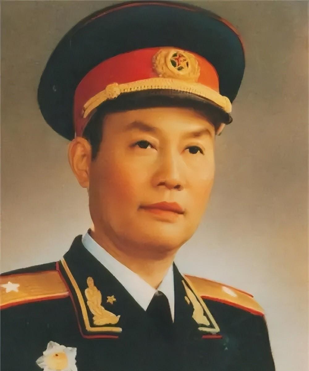 这个师真是让上级伤透了脑筋，先后换了三位师长都不行，最后只好让军参谋长黄鹄显亲自