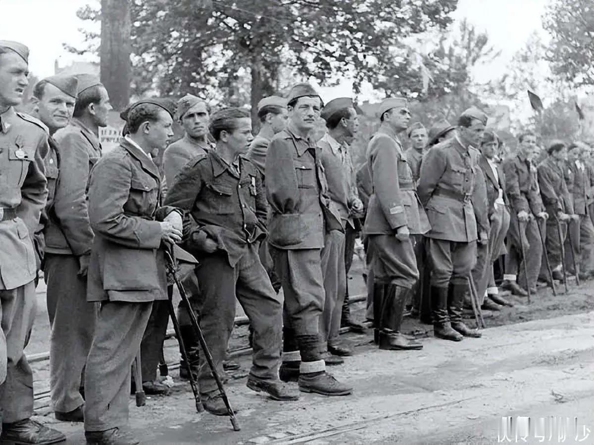 赫塔·卡斯帕罗娃，一名与盖世太保合作的捷克德意志族人，于1946年9月13日被捷