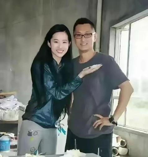 瞧瞧这张刘亦菲24岁时的靓照，旁边站的那位帅哥，你们认识吗！