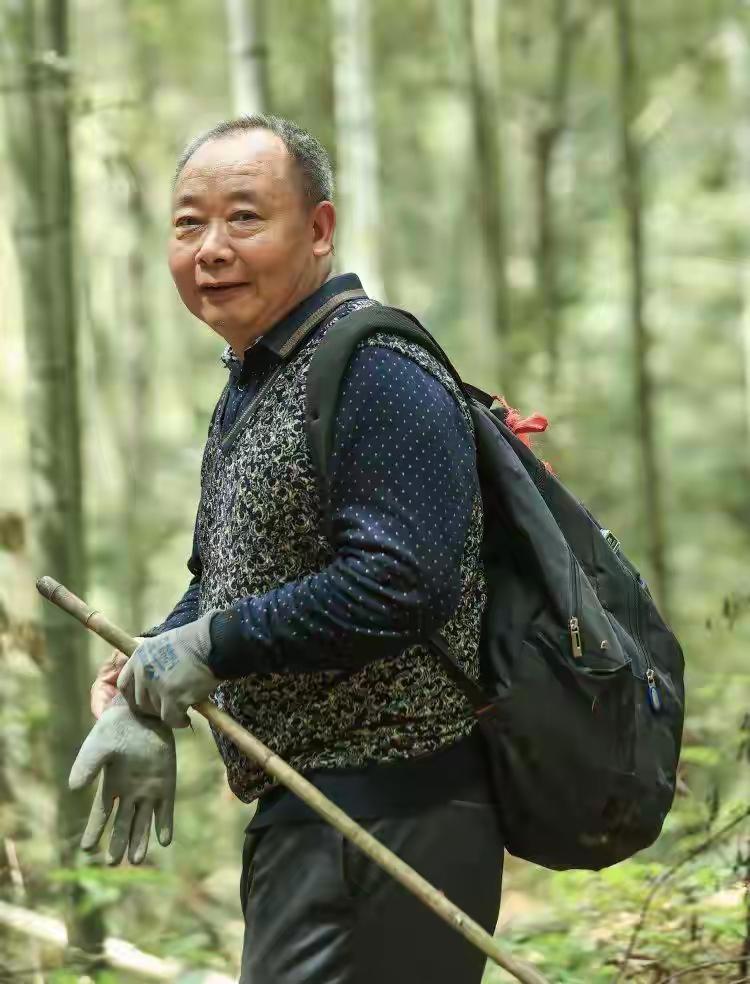 重庆长寿区，一个63岁的父亲，扛着一把镰刀进了山。

他女儿喜欢徒步。前阵子女儿
