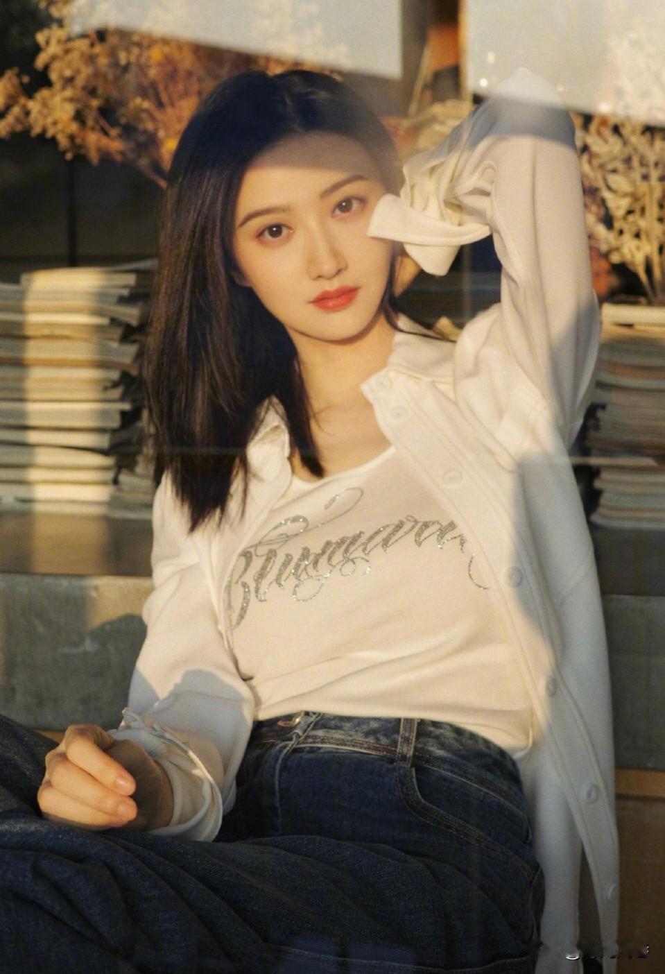 白色衬衫搭配宽松牛仔裤，景甜的穿搭青春阳光，再加上她甜美可人的外貌。美的好惊艳！