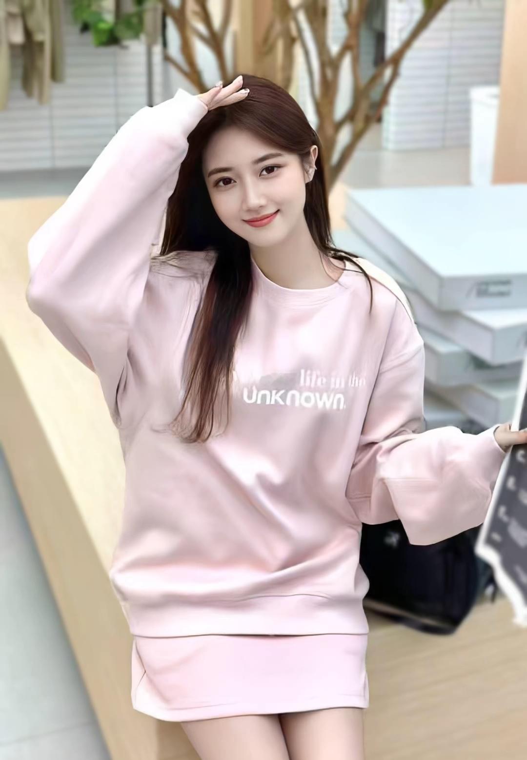 元气少女穿搭指南💖粉色卫衣+短裙，元气满满！
把头发随便往耳后一拢，粉色卫衣裹