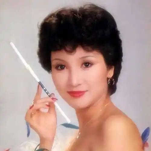 甄珍说谢贤是她的初恋，两个人离婚后，谢贤曾经偷偷大哭，甄珍也非常后悔。

甄珍是