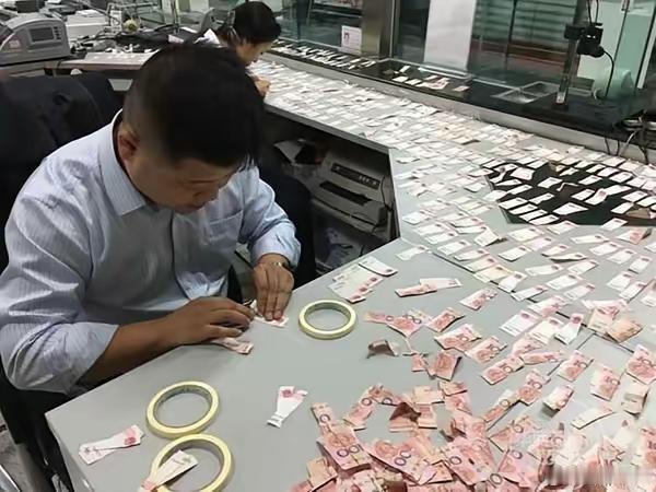 这场跨越22天的“钞票拼图”，藏着最接地气的金融暖意。

武汉这位失智老人把攒了